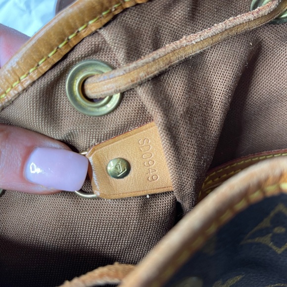 A Louis Vuitton backpack that buckles, pre loved - great condition! - Picture 6 of 8